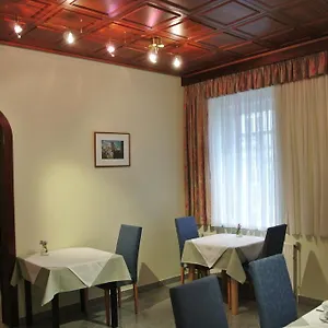 Sch\u00f6nbrunn Hotel